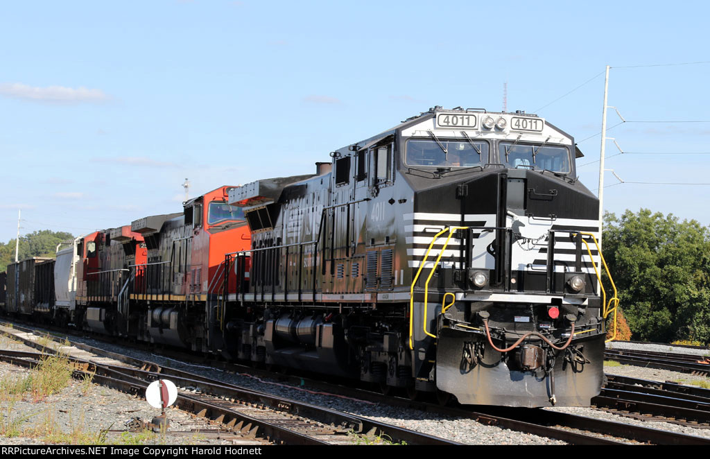 NS 4011 prepares to lead train 351 out of Glenwood Yard